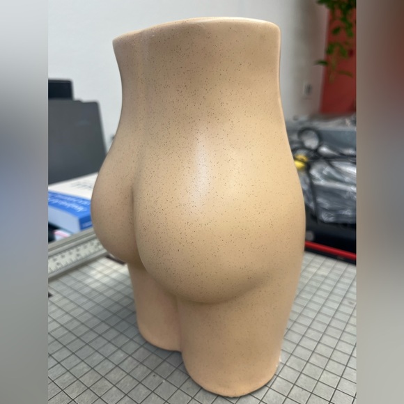 Female body vase - Picture 1 of 2
